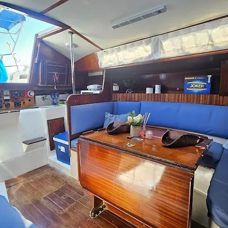 Boat Puma 34 船上ホテル リスボン
